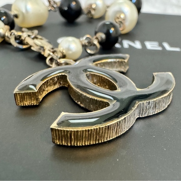 Chanel Enamel Pearl Beaded CC Bracelet - Picture 8 of 9